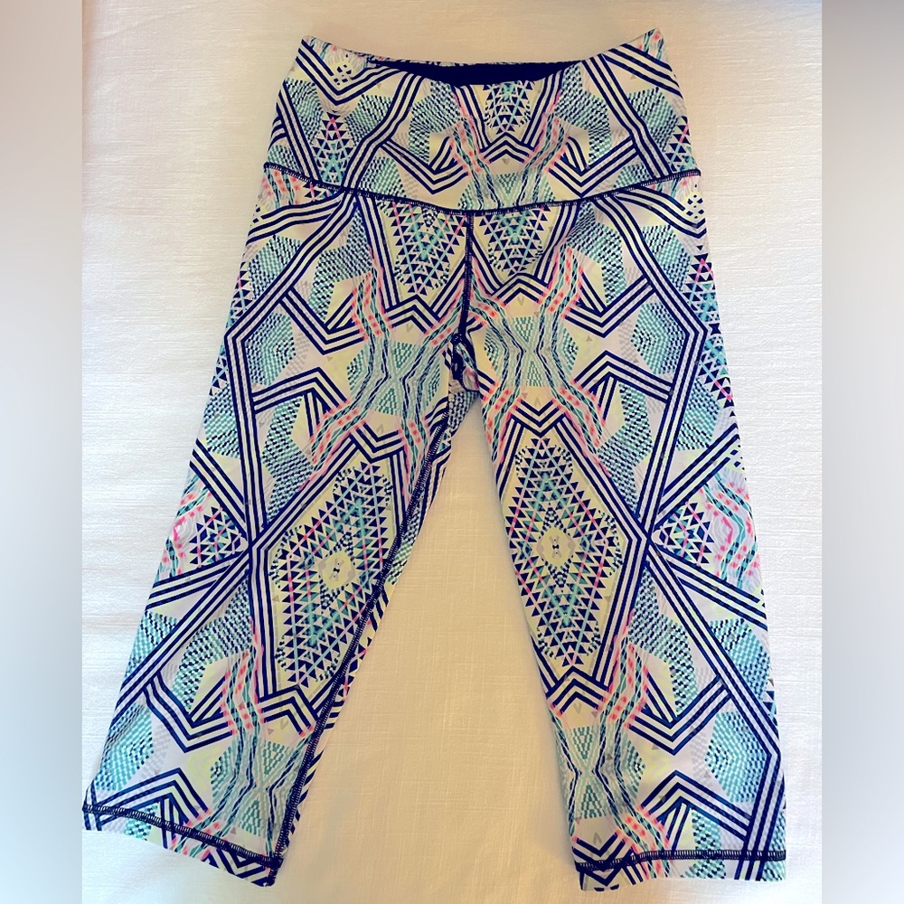 Like New! VS Sport Cropped Geometric Neon Printed Leggings. Size Medium